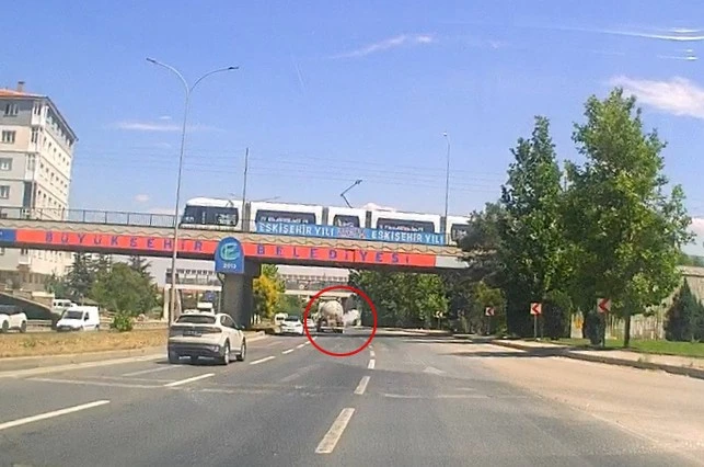 Eskişehir’de tankerin lastiğinin bomba gibi patladığı anlar kamerada