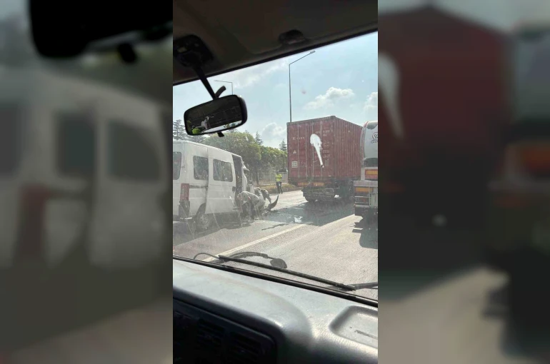 Eskişehir’de tıra arkadan çarpan minibüsün sürücüsü araçta sıkıştı