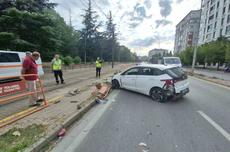 Eskişehir’de trafik kazası: Anne ve 4 yaşındaki kızı yaralandı