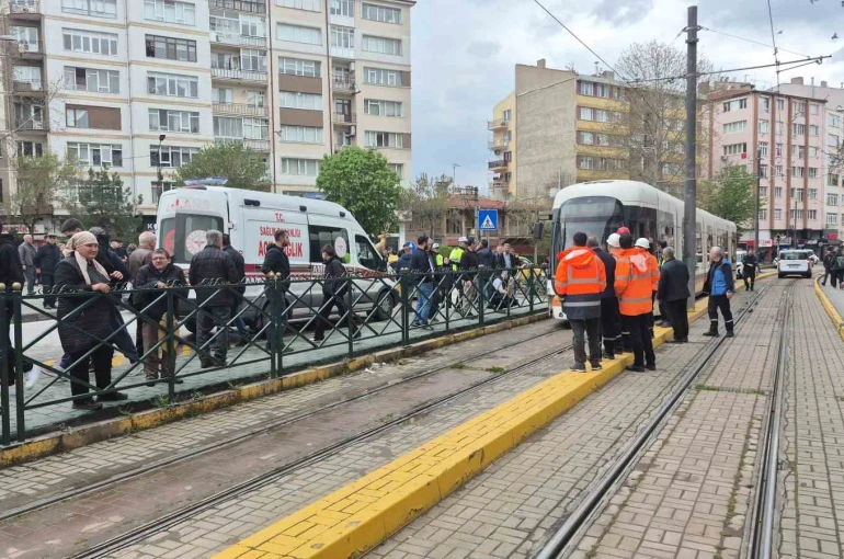 Eskişehir’de tramvayın çarptığı yaşlı kadın yaralandı