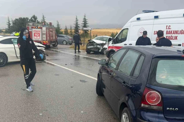 Eskişehir’de yağmur sonrası 3 aracın karıştığı trafik kazası, 2’si ağır 6 yaralı