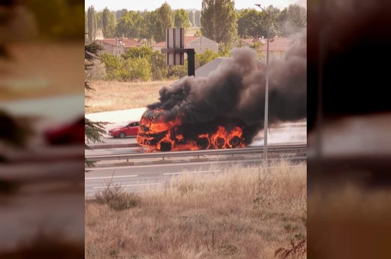 Eskişehir’de yanan kamyon adeta alev topuna döndü