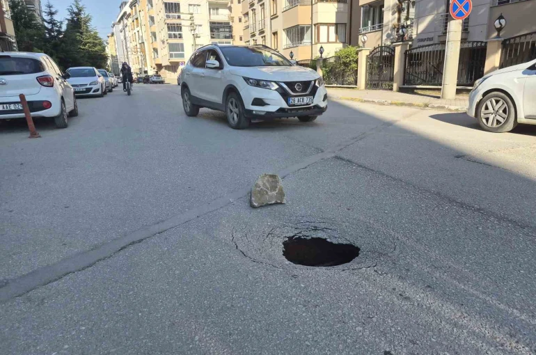 Eskişehir’de yol çöktü, sürücüler zor anlar yaşadı
