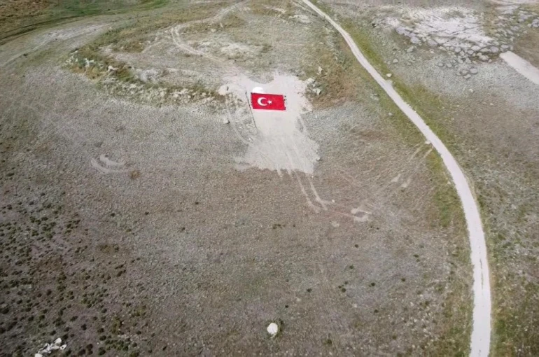 Eskişehirli gençler Milli Takıma destek için dağa Türk Bayrağı nakşetti