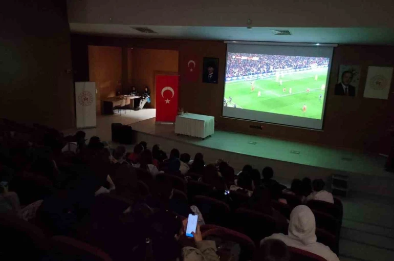 Eskişehirli öğrenciler milli heyecanı omuz omuza yaşadı