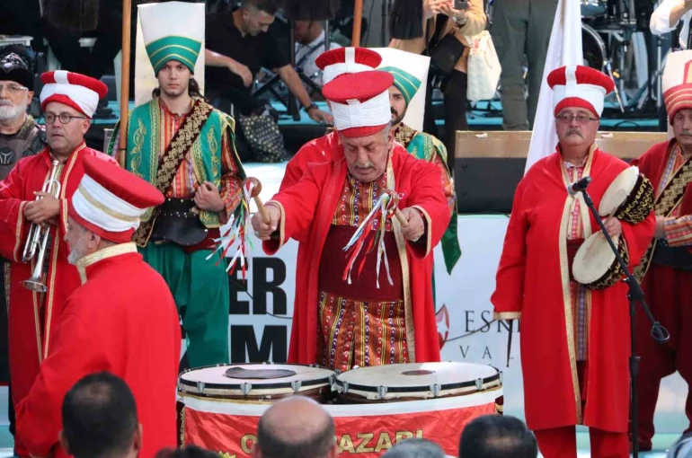 Eskişehirliler 15 Temmuz için tek yürek oldu, meydanda adım atacak yer kalmadı