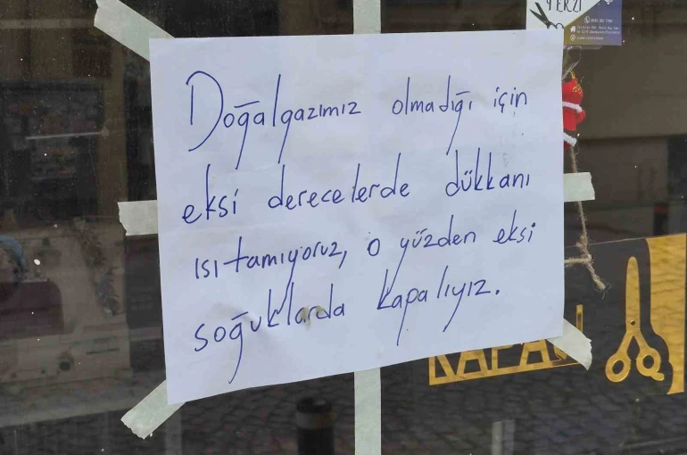 Esnaf, soğuk günlerde ısıtamadığı dükkanını açmıyor
