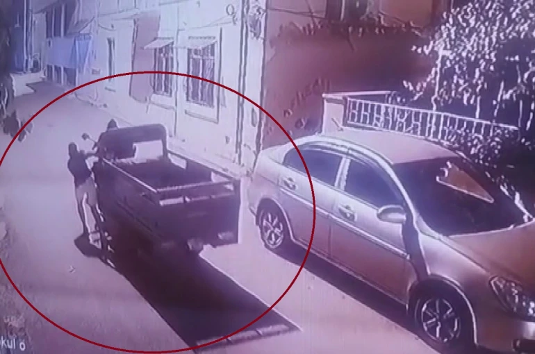 Esnafın motosikletini çalan hırsızlar kamerada 