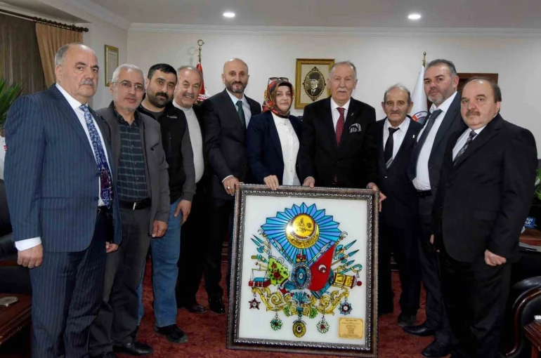 ESOB Başkanı Fırat’a ‘Osmanlı devlet arması’