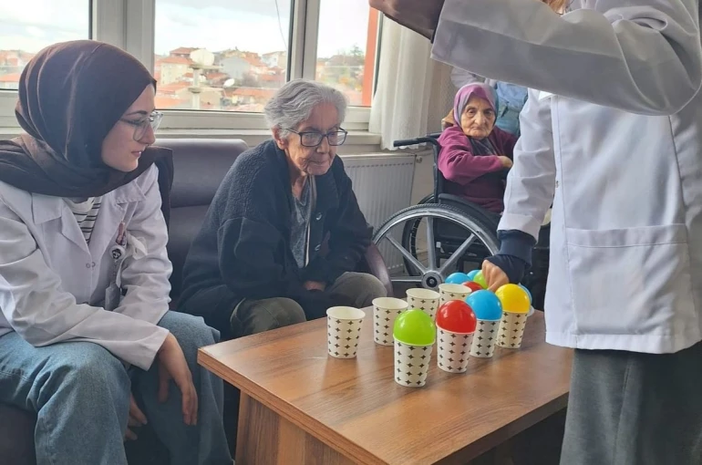 ESOGÜ öğrencilerinden yaşlılar için anlamlı etkinlik