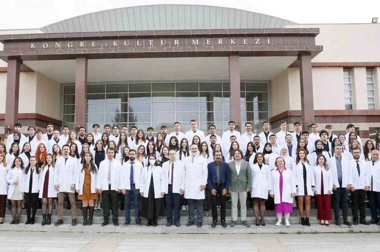 ESOGÜ’lü genç diş hekimi adayları beyaz önlüklerini giydi