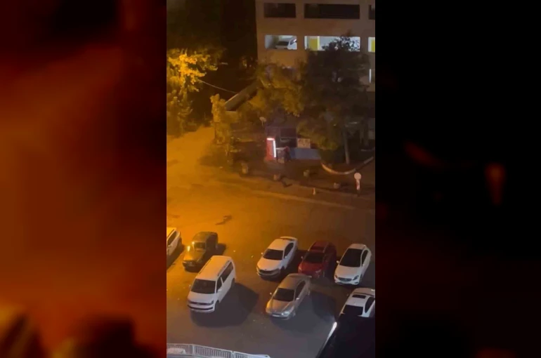 Etrafa aldırmadan büfenin camlarını alaşağı etti