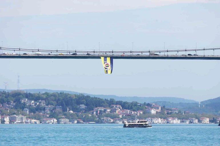 Euroleague şampiyonu olan Fenerbahçe’nin bayrakları köprülere asıldı