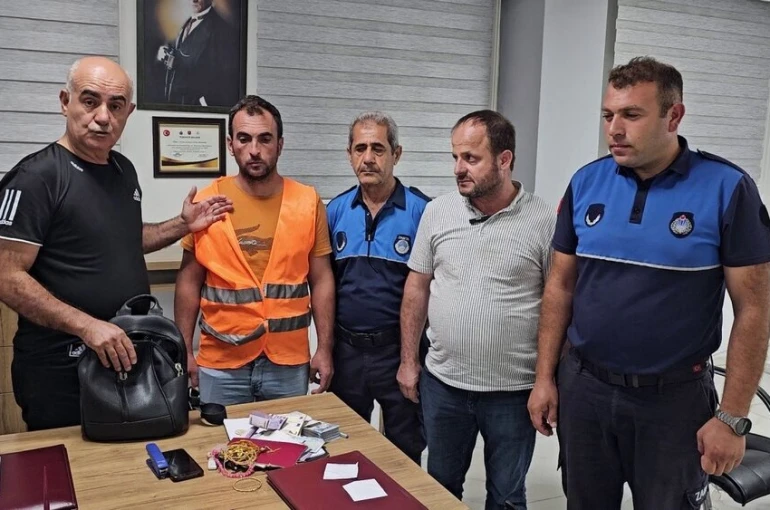 Ev almak için biriktirdiği altın ve parayı parkta unuttu
