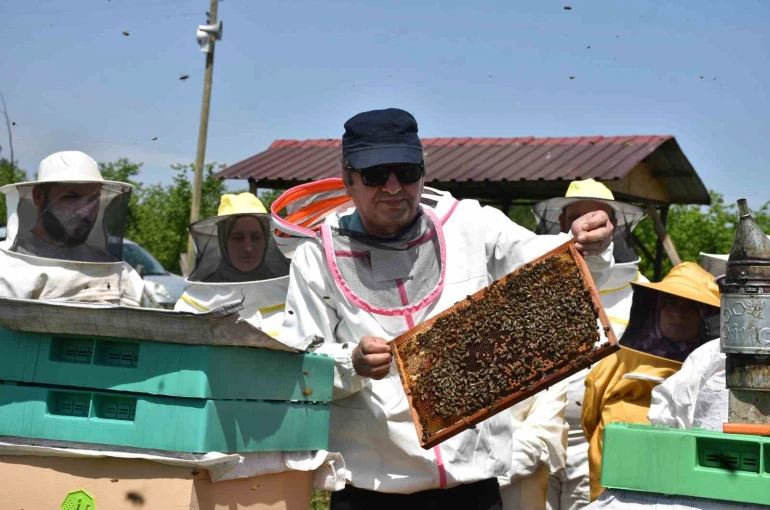 Ev hanımından öğretmenine herkes kovan başında
