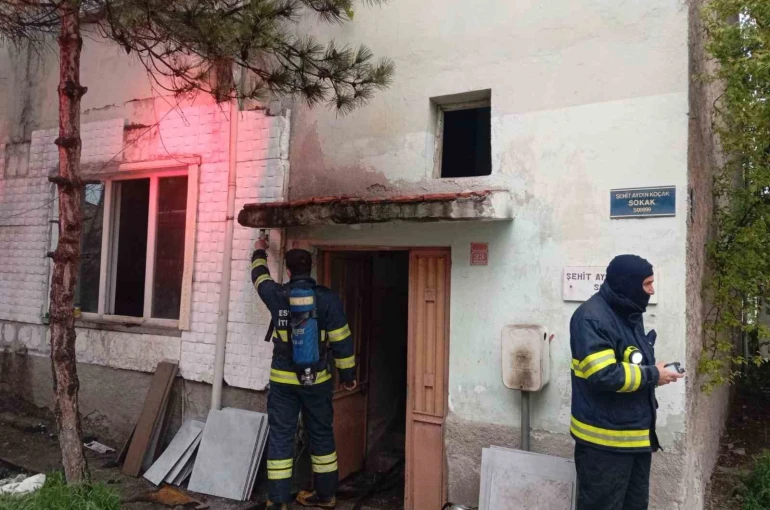 Evde çıkan yangında dumandan etkilenen 98 yaşındaki kadın hayatını kaybetti