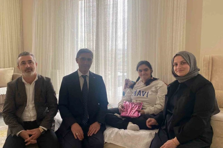 Evde eğitim hizmeti alan öğrenciye moral desteği