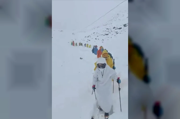 Everest’teki kar fırtınası nedeniyle bin kişi dağda mahsur kaldı