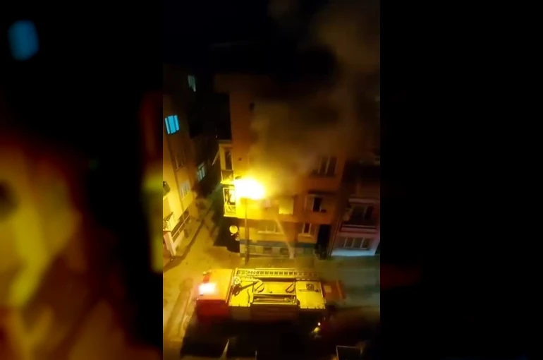 Evin balkonunda çıkan yangın paniğe neden oldu