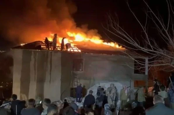 Evin çatısı alevlere teslim oldu, köylüler kovalarla tankere su taşıdı