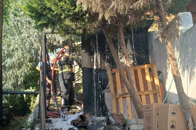 Evin hurdalık bölümünde çıkan yangın ekipleri harekete geçirdi