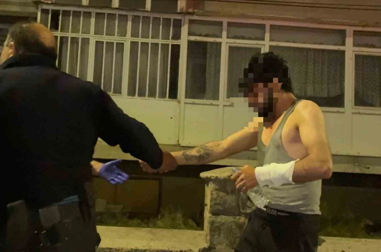 Evinde bıçakla kendine zarar veren şahsın hayatını polisin telefon detayı kurtardı