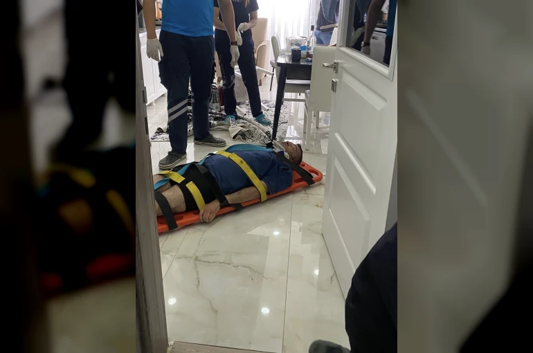 Evinde düşerek yaralanan şahıs ekiplerin yardımıyla hastaneye kaldırıldı
