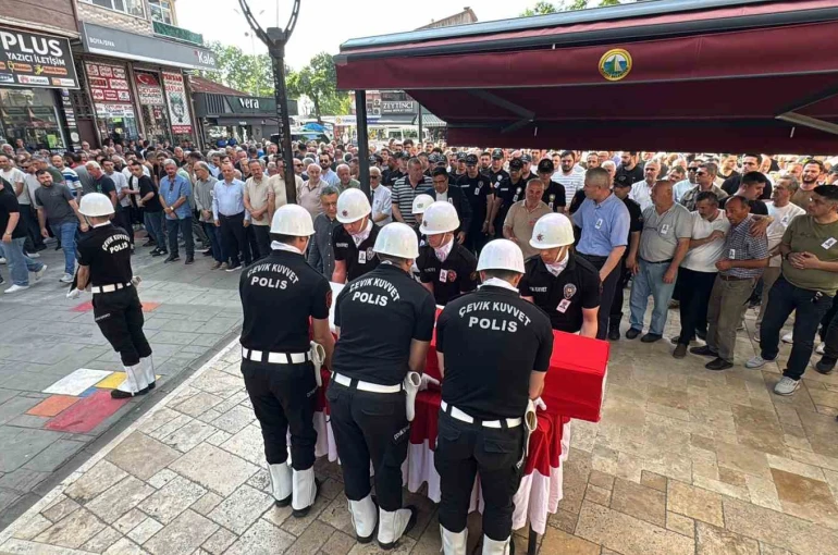 Evinde kalp krizi geçiren polis memuru son yolculuğuna uğurlandı