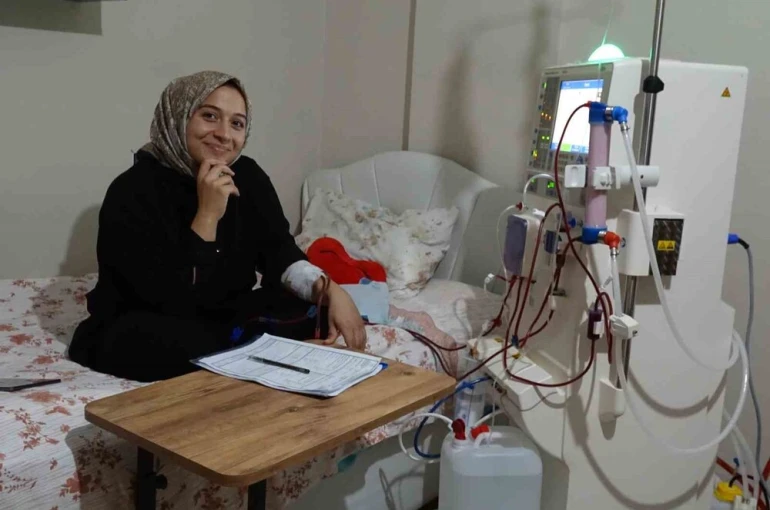Evinde kendi diyalizini kendisi uyguluyor