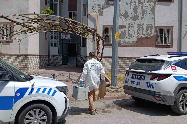 Evinde vurulmuş halde ölü bulundu