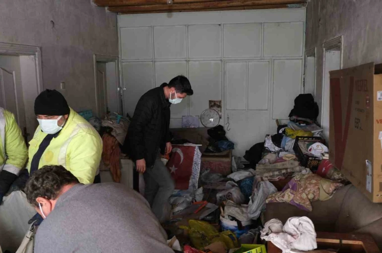 Evinden 10 ton çöp çıktı