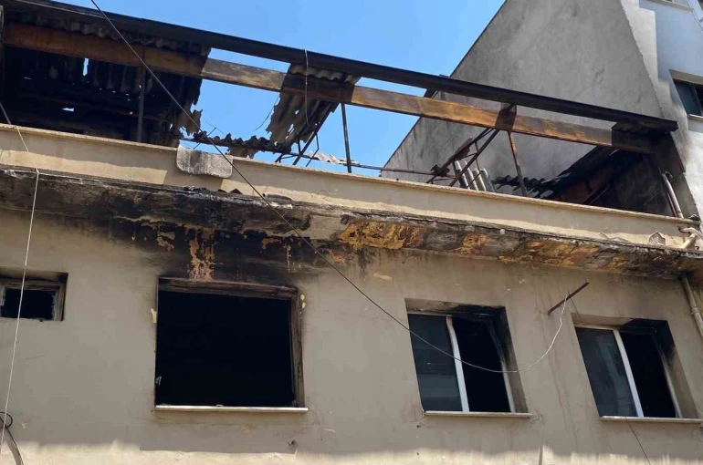 Evini ateşe verdi, alevler geceyi aydınlattı