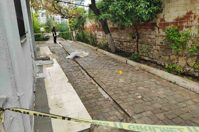 Evinin balkonundan düşen genç kadın hayatını kaybetti