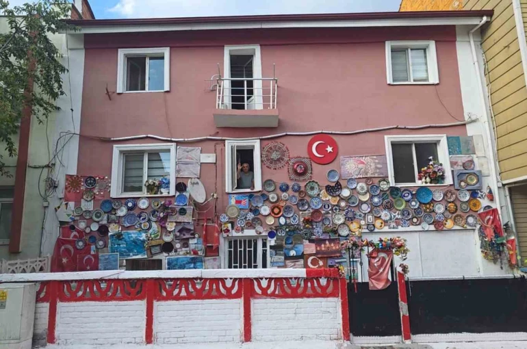 Evinin dış cephesini Kütahya’ya özgü çini tabaklarla kapladı