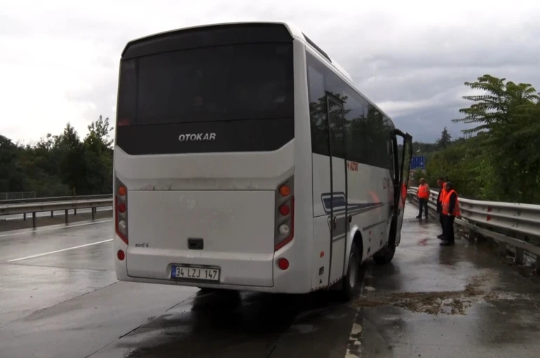 Eyüpsultan’da kontrolden çıkan servis aracı kaza yaptı: 3 yaralı