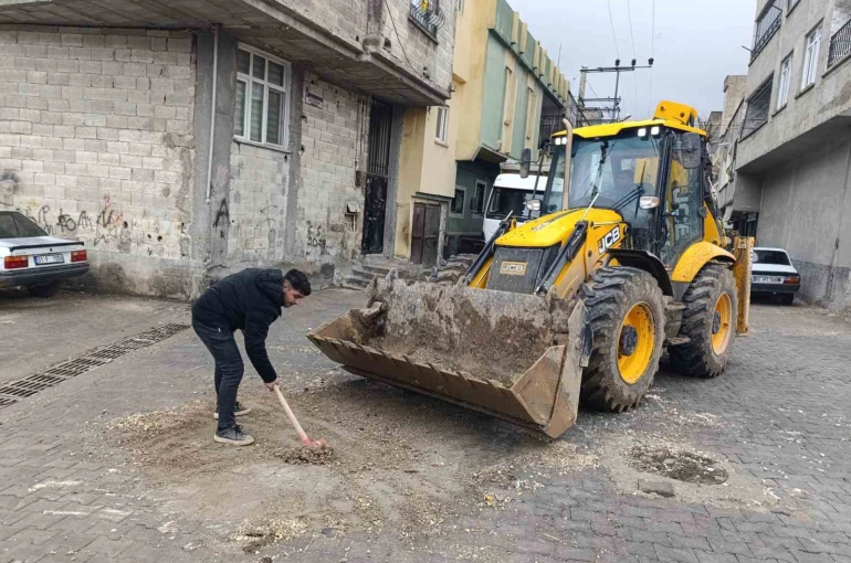 Eyyübiye’de sel sonrası temizlik çalışmaları sürüyor 