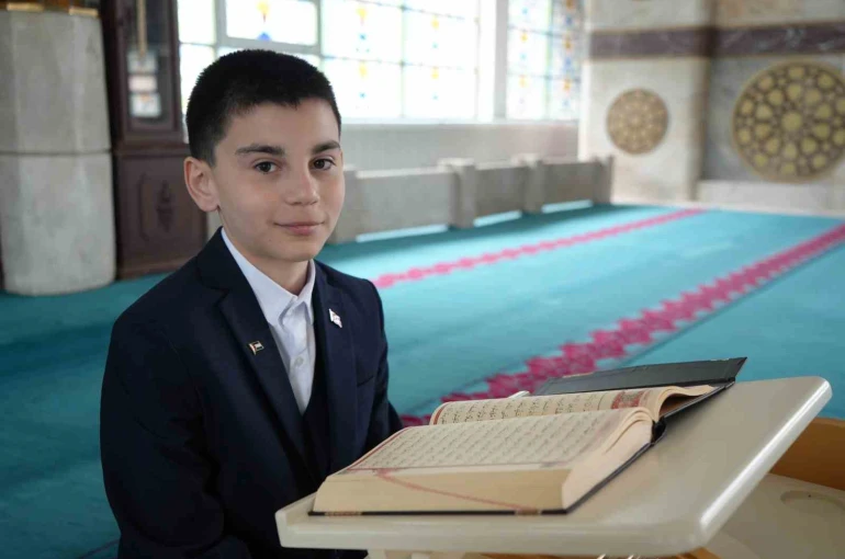 Ezanıyla yürekleri mest eden öğrenci bu kez Kur’an-ı Kerim tilavetinde zirvede