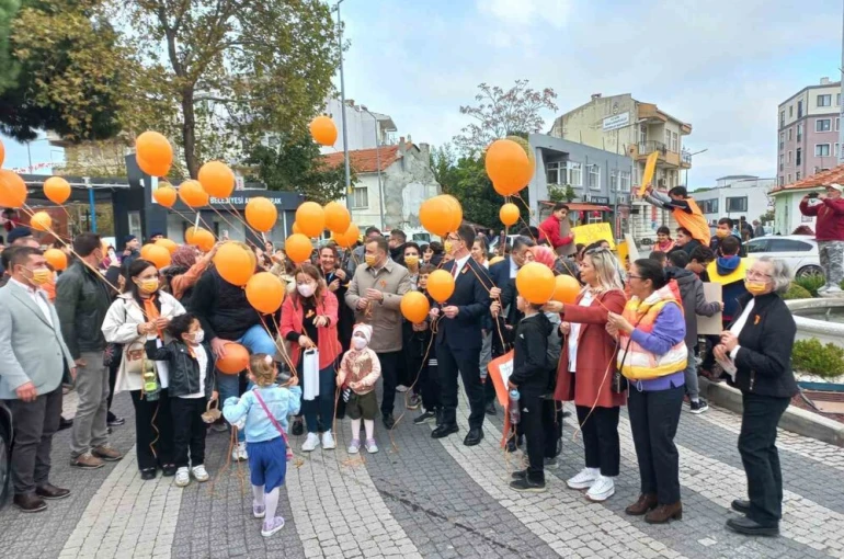 Ezine’de Lösemili Çocuklar Haftası yürüyüşü