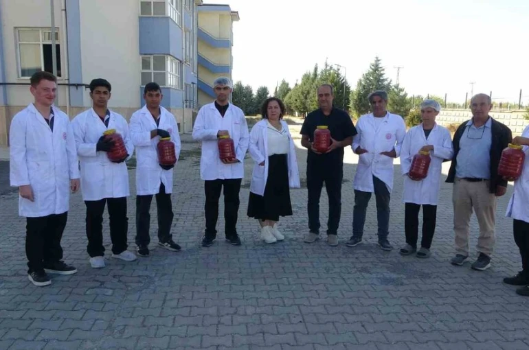 Fabrika gibi okul: Malatya’da öğrenciler domates yetiştirip salça üretiyor
