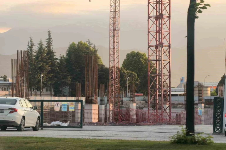 Fabrika inşaatında iş kazası: 1 yaralı