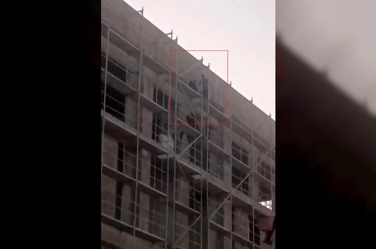 Fakülte inşaatında usta başının maaş vurgunu işçileri iskeleye çıkardı