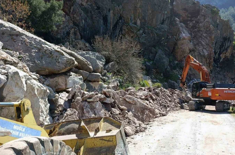 Faralya’da heyelan müdahalesi