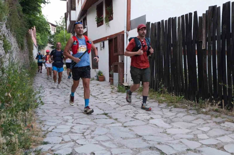 Farklı ülkelerden sporcular Safranbolu’nun tarihi sokaklarında yarışıyor