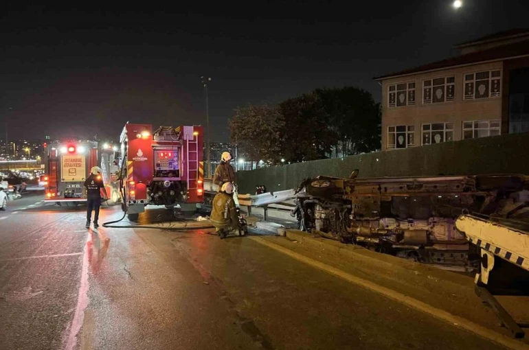 Fatih E-5’te minibüs, bariyere çarpıp yan yattı
