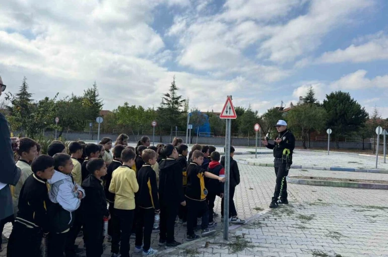 Fatih Ortaokulu’nda 75 öğrenciye trafik güvenliği eğitimi