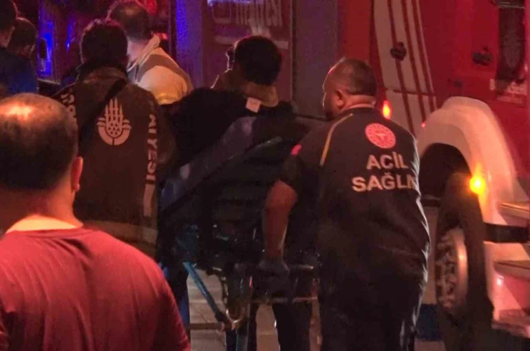 Fatih’te 4 katlı binada çıkan yangında bir itfaiye eri yaralandı