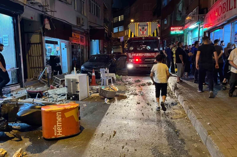 Fatih’te 4 katlı binanın çatısından düşen parçalardan 2 kişi son anda kurtuldu... O anlar kamerada