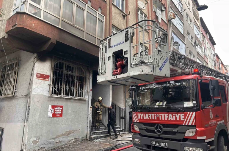 Fatih’te 4 katlı binanın temelinin çöktüğü iddiası: Salonun ortasında çukur oluştu