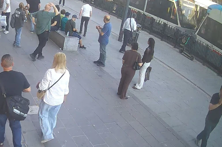 Fatih’te 6 yaşındaki çocuk raylara düşerek hayatını kaybetmişti: Olay anında vatandaşların yaşadığı panik kamerada