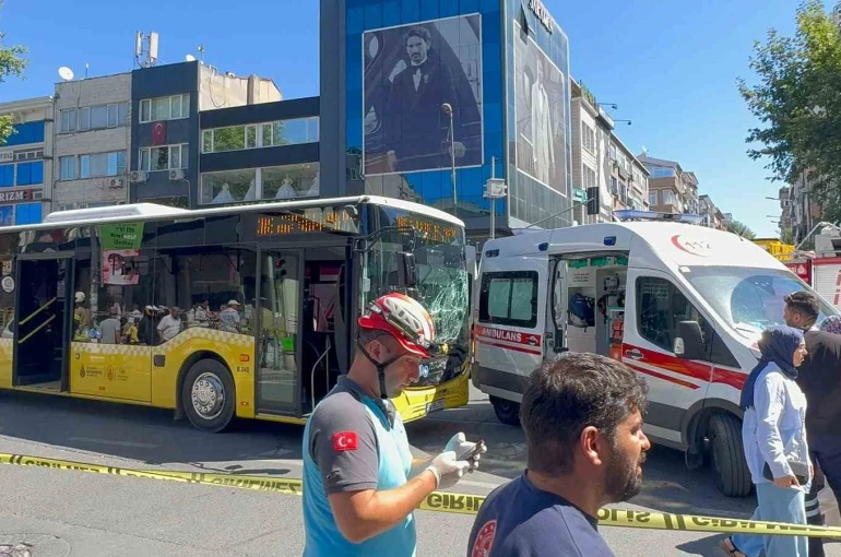 Fatih’te İETT otobüsü ile ambulans çarpıştı: 3 yaralı